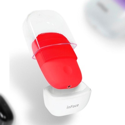 Escova de limpeza facial elétrica vermelha e branca com texto inFace.