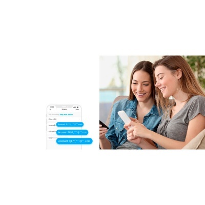 Duas mulheres sentadas a olhar para um telemóvel branco, à esquerda ecrã de telemóvel com mensagens de texto parcialmente censuradas.