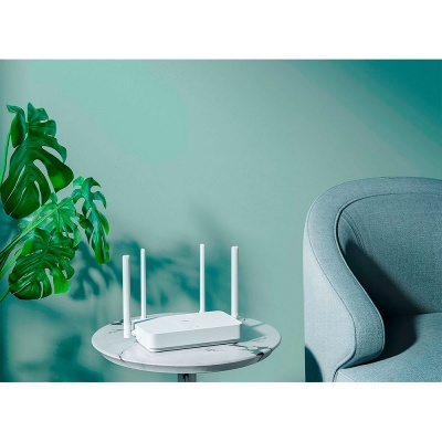 Roteador branco com quatro antenas numa mesa de mármore