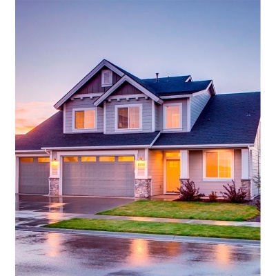 Casa moderna cinzenta com portas de garagem, porta amarela e relvado