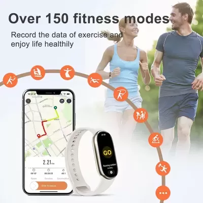 Pulseira fitness digital branca e preta com app de corrida em telemóvel ao fundo e duas pessoas a correr
