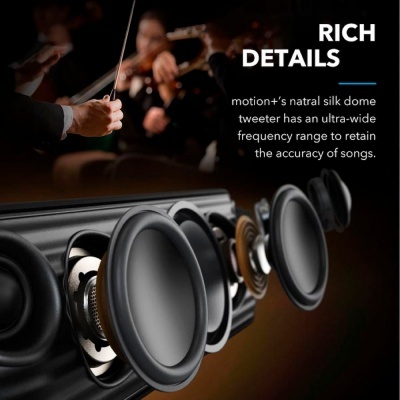 Altifalante preto com cones visíveis e texto promocional em inglês sobre qualidade sonora