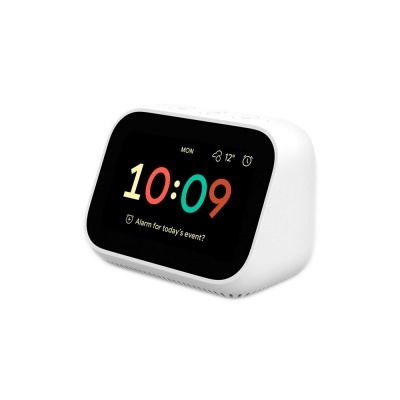 Relógio digital inteligente branco com ecrã a cores mostrando hora e informação do dia