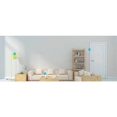 Sala de estar moderna com sofás bege e móveis em madeira clara