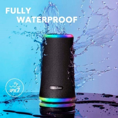 Coluna portátil preta Soundcore com água e iluminação LED