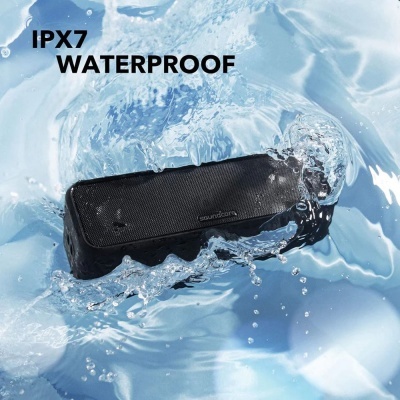 Coluna portátil preta Soundcore submersa em água com texto IPX7 WATERPROOF