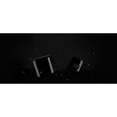 Auscultadores sem fios e estojo de carregamento pretos com acabamento brilhante sobre fundo negro