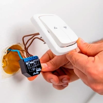 Instalação de interruptor de parede branco com setas e fios eléctricos