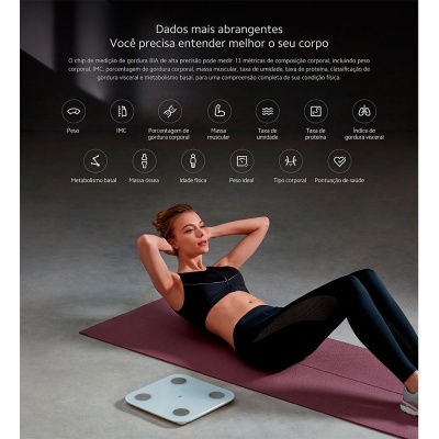 Mulher a fazer abdominais numa esteira roxa com uma balança digital branca no chão