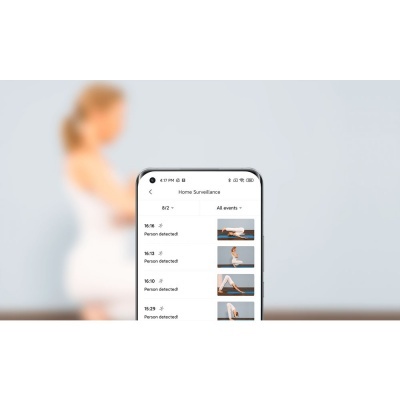 Smartphone com aplicação de vigilância doméstica a mostrar deteção de pessoa e thumbnails de exercícios.