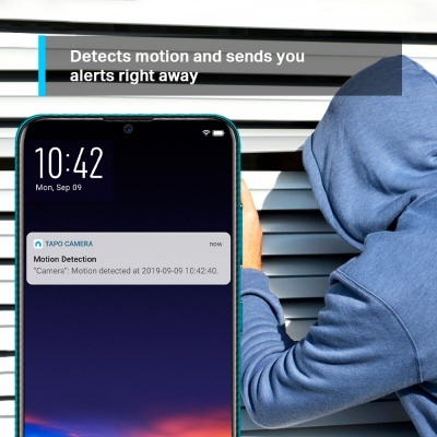 Smartphone com notificação de deteção de movimento e homem tentar abrir porta persianas