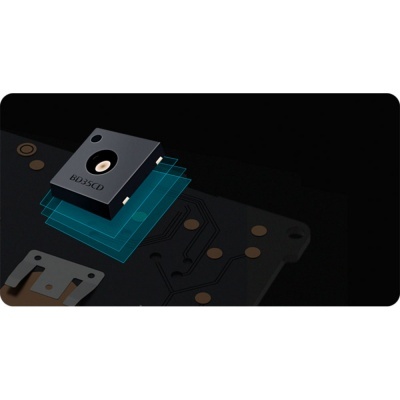 Sensor electrónico montado numa placa de circuito preta com contactos dourados.