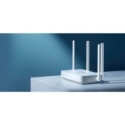Roteador Wi-Fi branco com antenas numa superfície branca