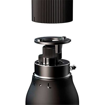 Frasco preto com tampa destacada e mecanismo interno visível