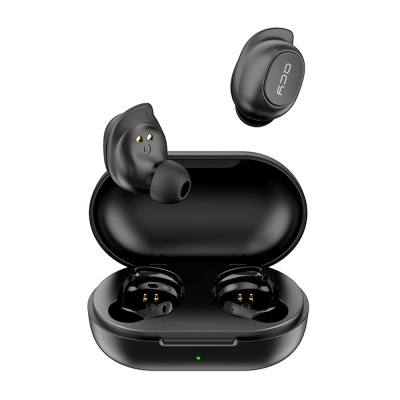 Auscultadores sem fios QCY pretos com estojo de carregamento aberto e um auscultador fora do estojo