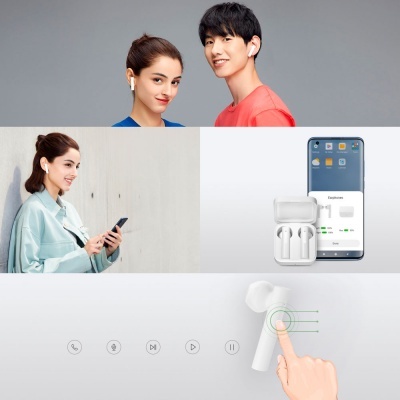 Auriculares earphones brancos sem fios com estojo e smartphone em fundo cinzento e branco.