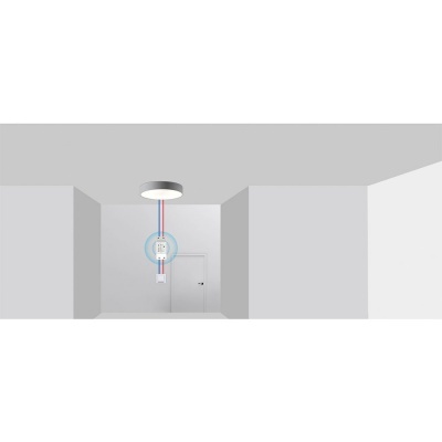 Instalação elétrica no teto mostrando condutas coloridas e quadro elétrico acima de porta branca