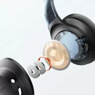 Auscultadores pretos com componentes internos expostos incluindo diafragmas dourados e bobinas de cobre