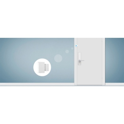 Porta branca fechada com maçaneta e interruptor de luz numa parede azul