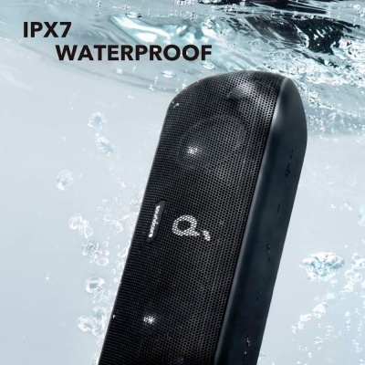 Coluna portátil preta à prova de água submersa até meio