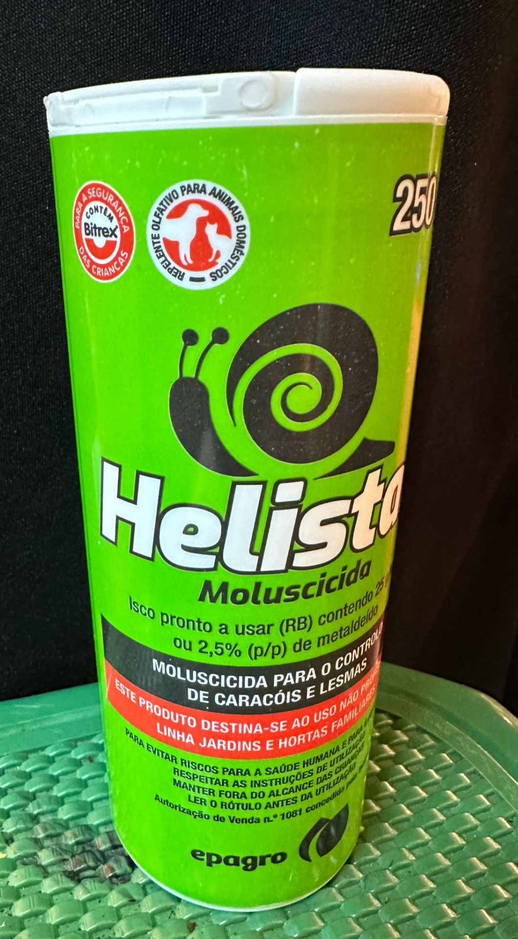 HELISTAR 250gr Embalagem verde de molluscicida Helista com desenho de caracol e texto informativo em português.
