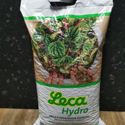 Saco branco de argila expandida especial Leca Hydro com imagem de planta verde