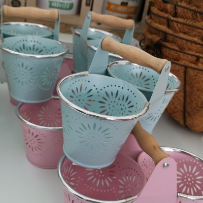 Conjunto de baldes decorativos em azul claro e rosa com padrão floral e alça de madeira