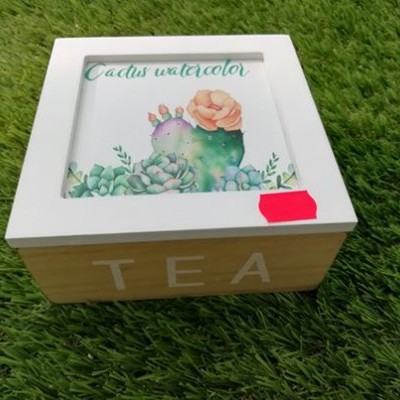 Caixa de chá de madeira com tampa de vidro e decoração de cacto