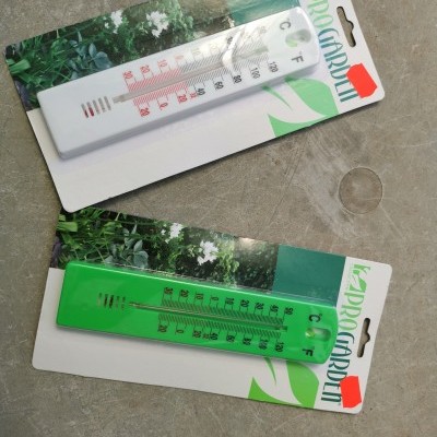 Termómetros branco e verde, embalados com imagem de plantas e texto 'PROGARDEN'