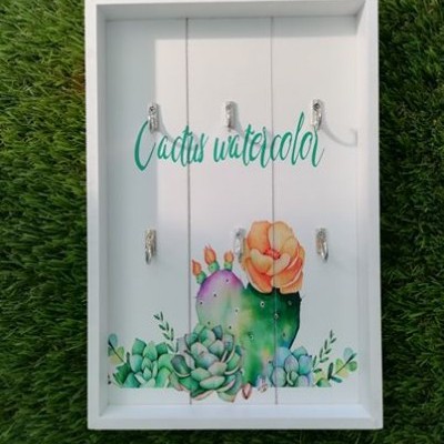 Quadro branco com ganchos e pintura de cactos em aquarela, texto 'Cactus watercolor'