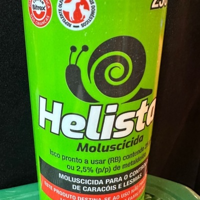 Embalagem verde de molluscicida Helista com desenho de caracol e texto informativo em português.