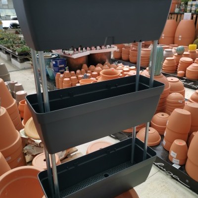 Vaso de flores modular cinza escuro com três caixas retangulares empilhadas