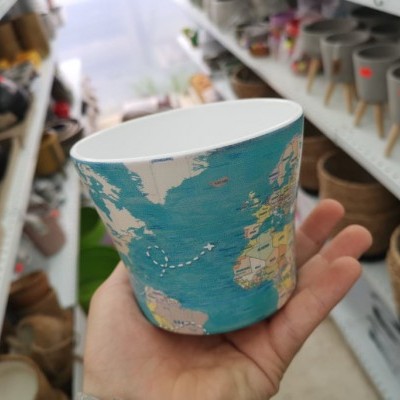 Vaso cerâmico com mapa mundi em loja com prateleiras de vasos