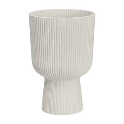 Vaso de cerâmica branco com ranhuras verticais e design moderno