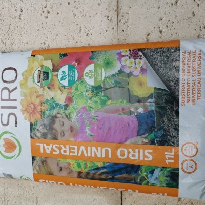 Saco de substrato universal Siro de 11 litros com imagens de flores e crianças em pacote branco e laranja