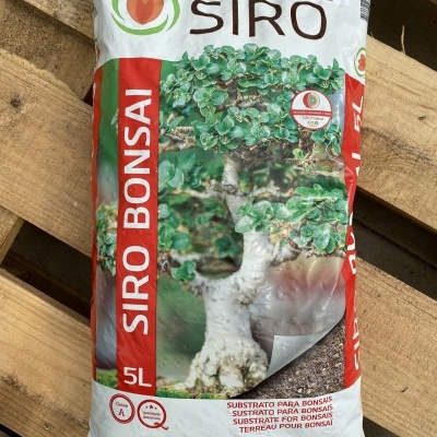Saco branco e vermelho de substrato para bonsais Siro de 5L com imagem de bonsai