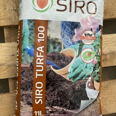 Saco SIRO TURFA 100 com turfa para jardinagem, imagem de mãos a encher vaso com turfa.