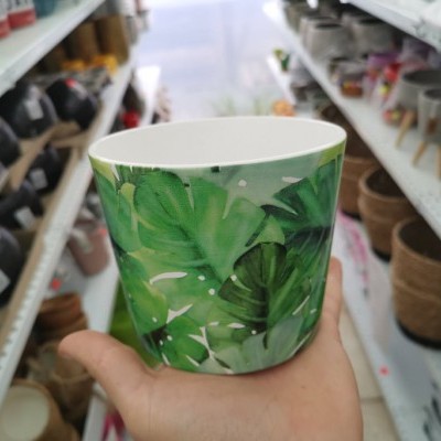 Vaso cerâmico com padrão de folhas verdes tropicais