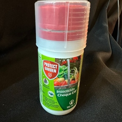 Frasco de insecticida Protect Garden com tampa vermelha e rótulo verde