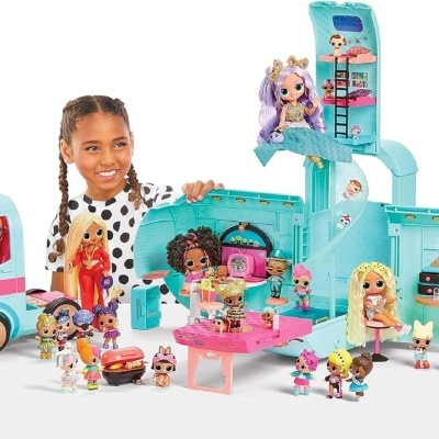 Brinquedo conjunto casinha e carrinha azul com bonecas e figuras coloridas