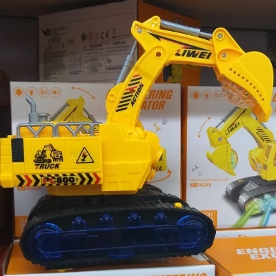 Brinquedo escavadora amarela com texto LIWEI, TRUCK, PC-800 e sinais de advertência