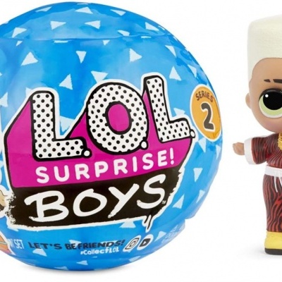 Bola azul com texto L.O.L. SURPRISE! BOYS SERIES 2 e boneco vestido de vermelho