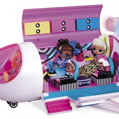 Brinquedo de avião branco e rosa com três bonecas dentro e interior colorido