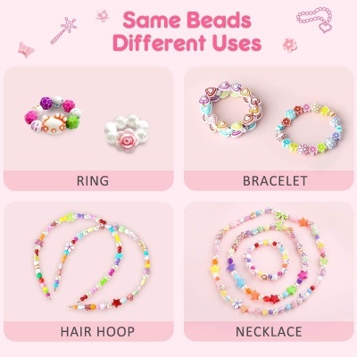 Acessórios feitos com contas coloridas organizados em anéis, pulseiras, aros de cabelo e colares sobre fundo rosa.