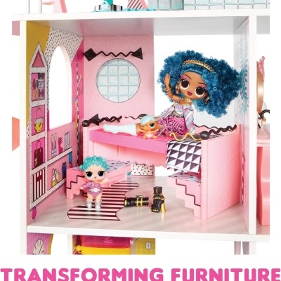 Interior de casa de bonecas com duas bonecas e mobília colorida