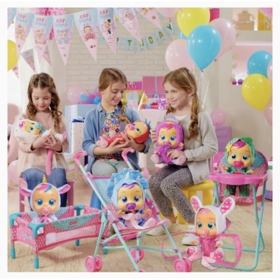 Três raparigas com bonecas coloridas e brinquedos em festa com balões e decoração colorida