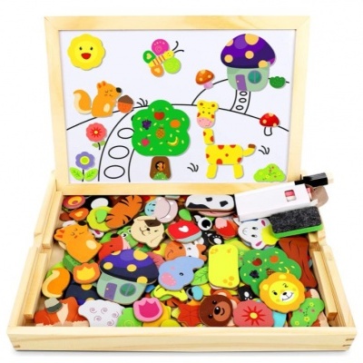 Brinquedo educativo de madeira com figuras coloridas e quadro branco magnético.
