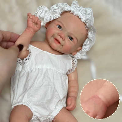 Boneca realista de bebé em body branco e chapéu rendado