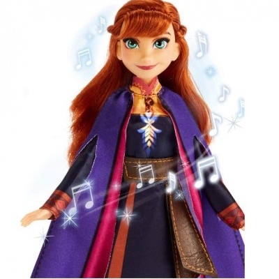 Boneca personagem feminina com cabelo ruivo, capa roxa e vestido escuro