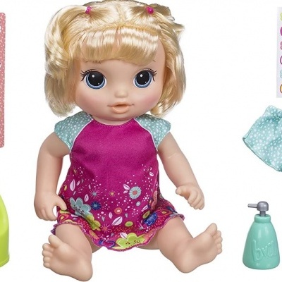 Boneca Baby Alive com acessórios de cuidados infantis